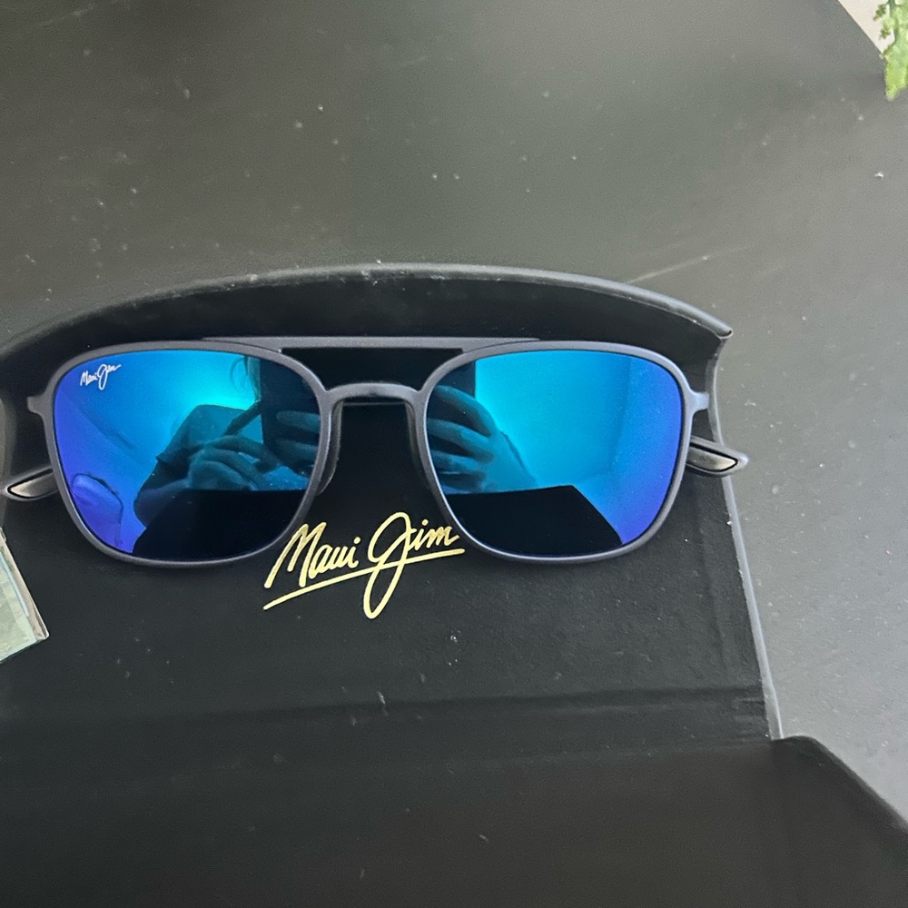 Maui Jim KEOKEA frame. Brand New never worn. Includes case
